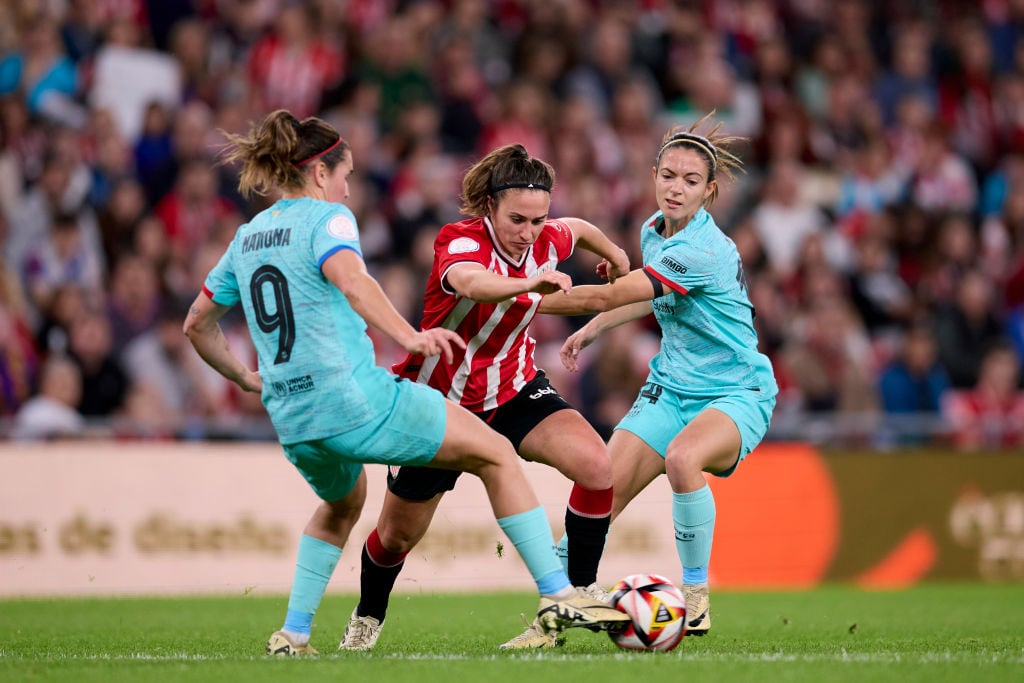 Nahikari pelea por el balón con Mariona Caldentey y Aitana Bonmati durante el partido de ida de semifinales de la Copa de la Reina, disputado este jueves en San Mamés