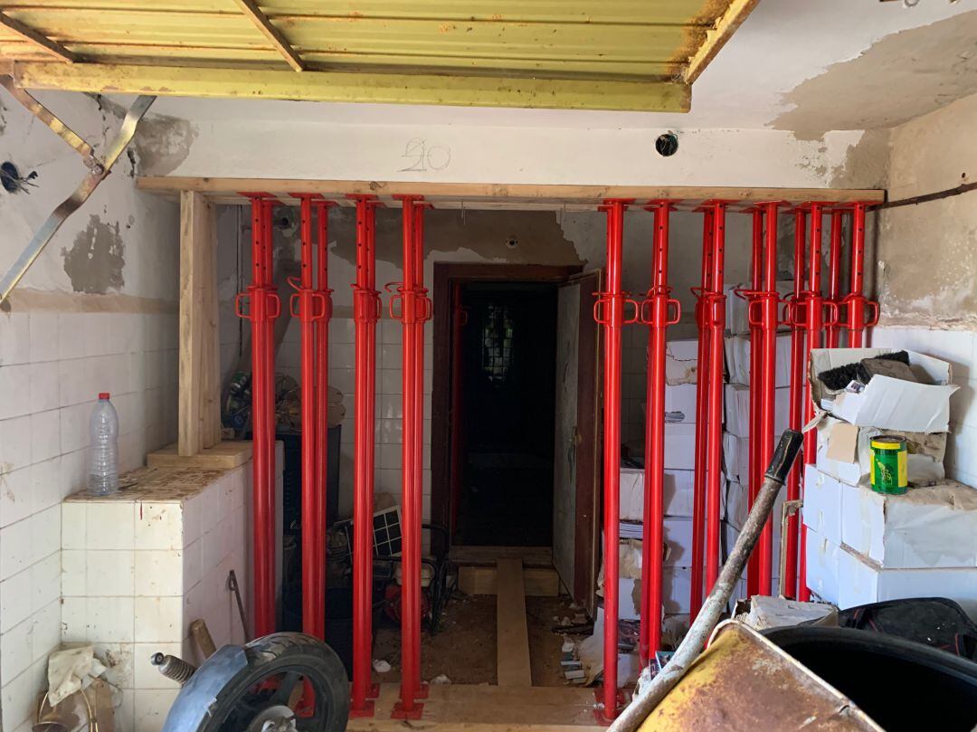 Apuntalamiento de la primera escalera de los apartamentos