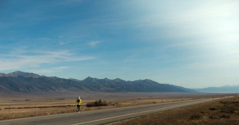 Chris corre con las montañas de Sangre de Cristo, en Colorado, al fondo