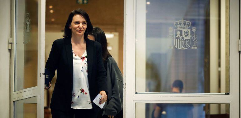 La diputada de Podemos Carolina Bescansa hoy en el Congreso, donde ha explicado que ha difundido por error un borrador de documento con un supuesto plan para desbancar a Pablo Iglesias del liderazgo del partido, pero ha negado que haya sido validad ni por ella ni por Iñigo Errejón