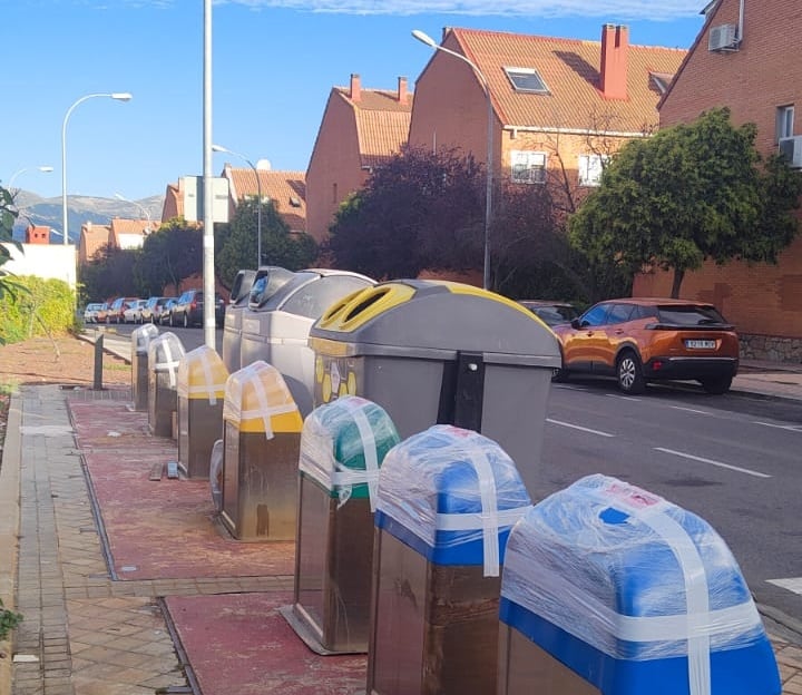 Contenedores soterrados fuera de servicio en la avenida del Mediterráneo de Colmenar Viejo