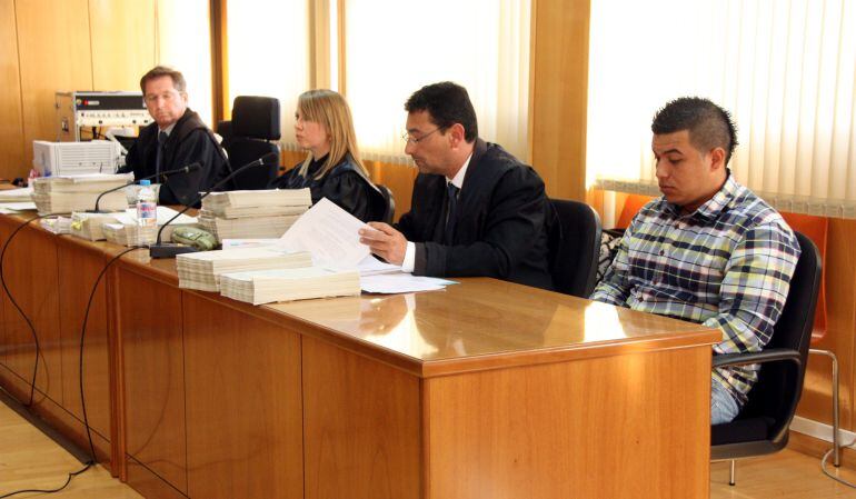 L&#039;acusat, a la dreta, seu acompanyat del seu advocat.