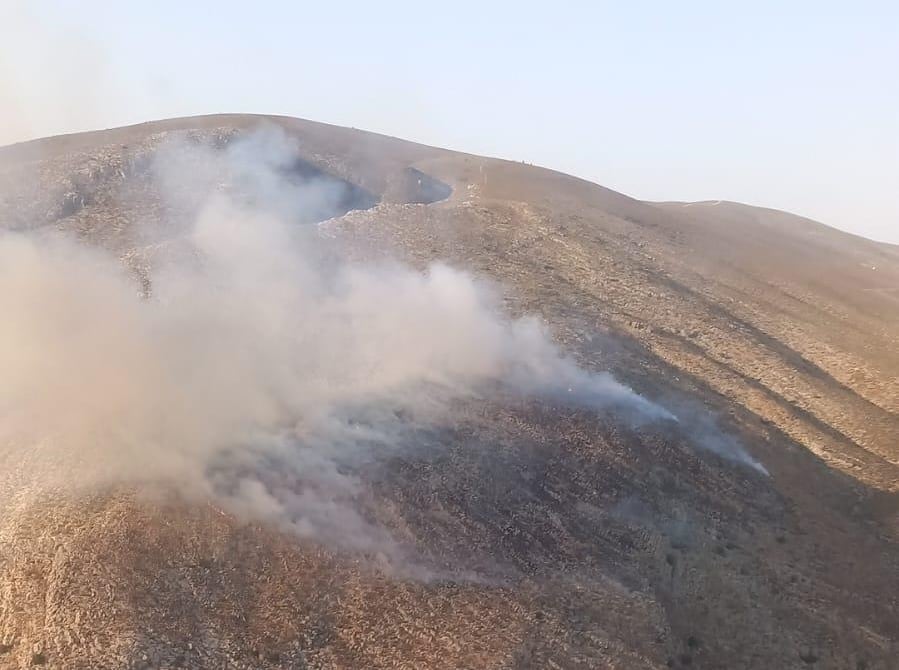 Un rayo provoca un incendio forestal en Millena.