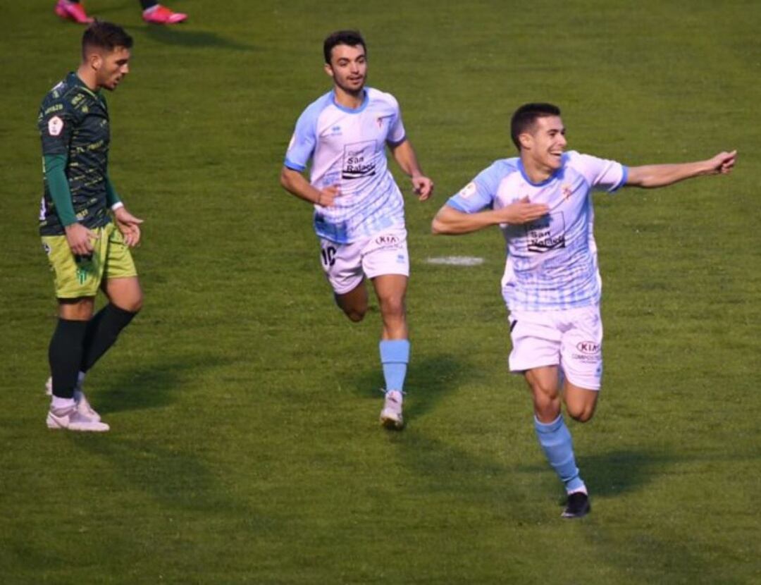 Miki Villar corre a celebrar uno de sus dos goles marcados al Guijuelo