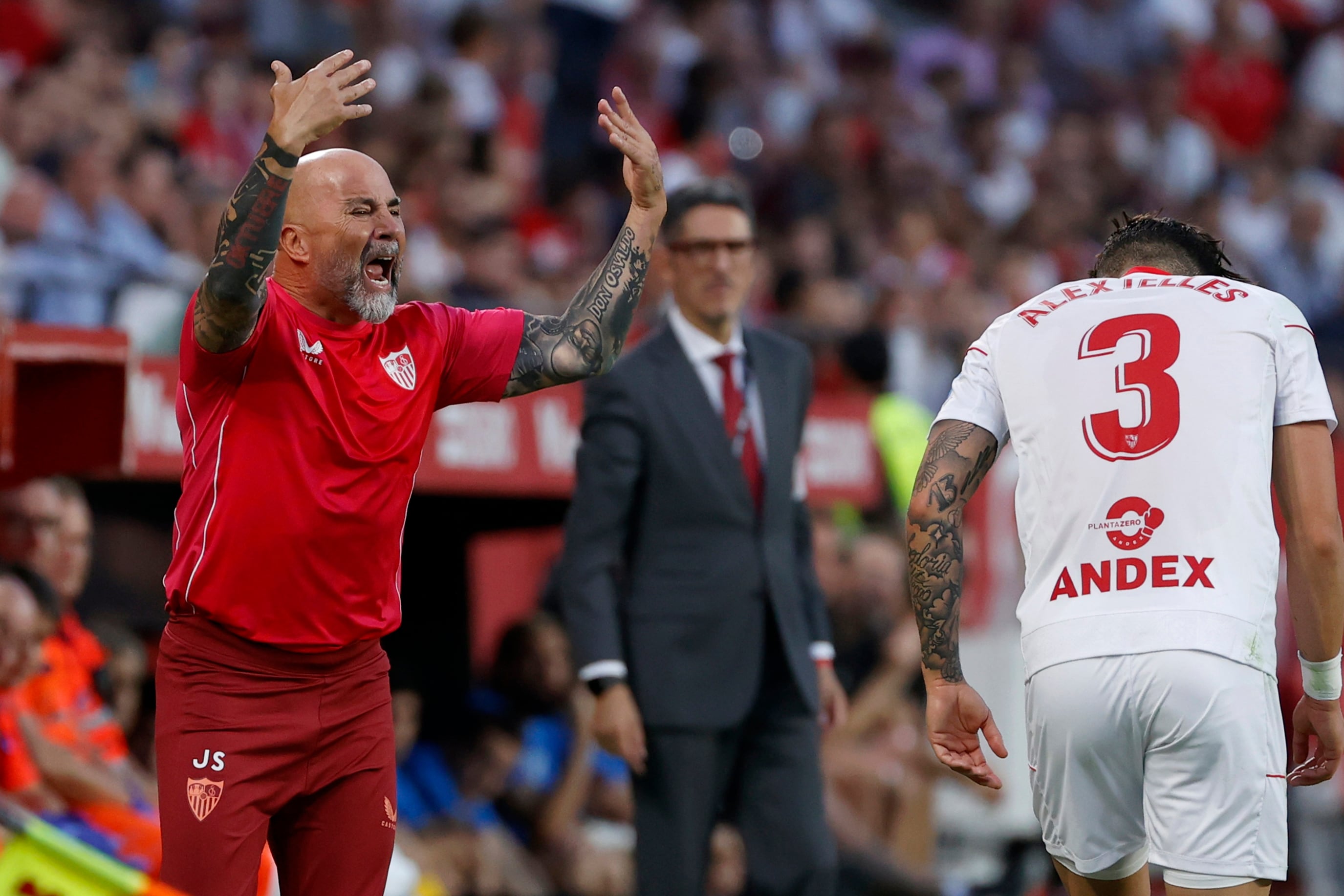 SEVILLA, 29/10/2022.- El entrenador argentino del Sevilla FC Jorge Sampaoli (i) durante el partido de la 12ª jornada de LaLiga que Sevilla FC y Rayo Vallecano juegan este sábado en el estadio Ramón Sánchez-Pizjuán. EFE/Julio Muñoz