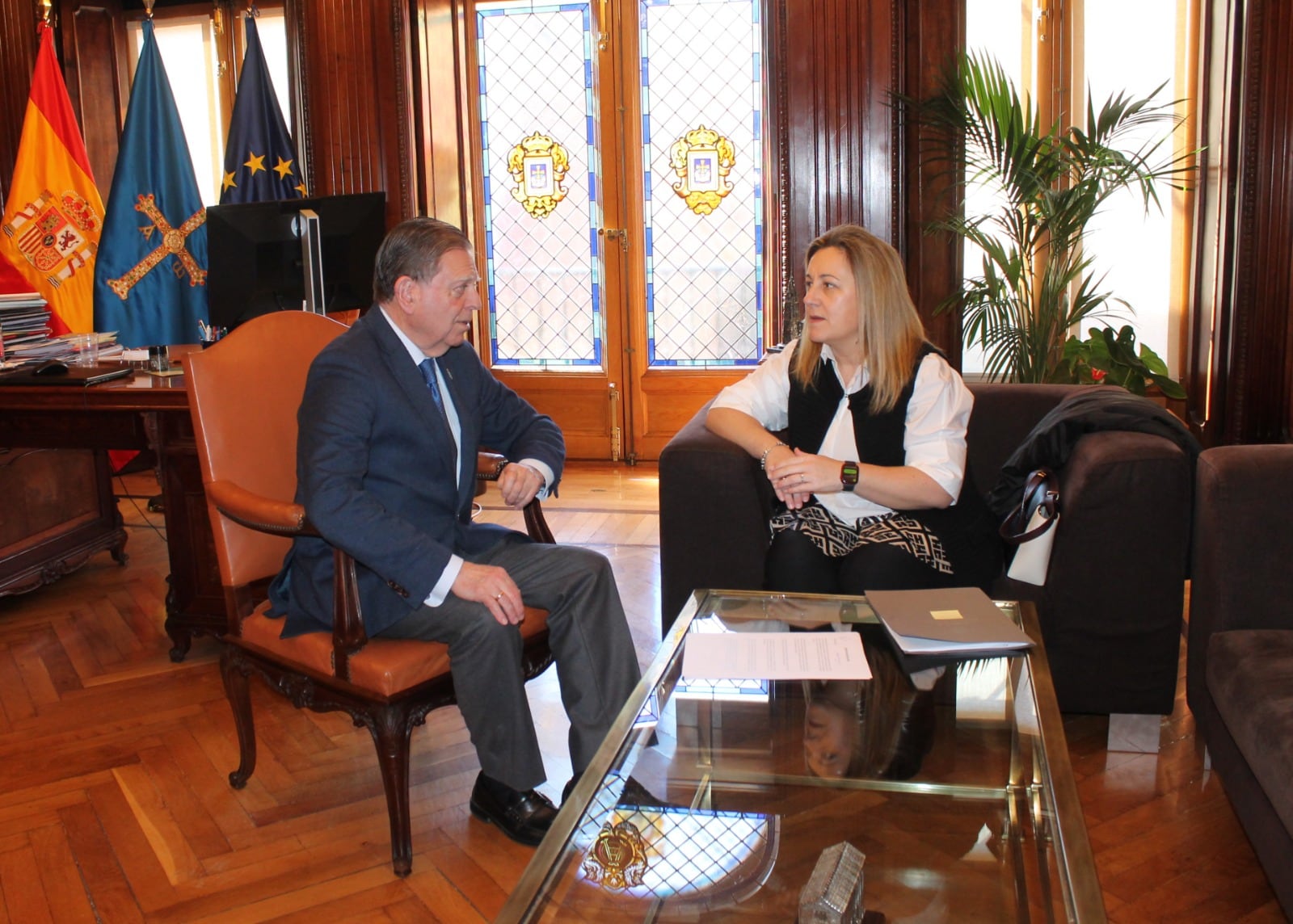 Reunión entre el alcalde de Oviedo, Alfredo Canteli, y la consejera de Educación, Lydia Espina