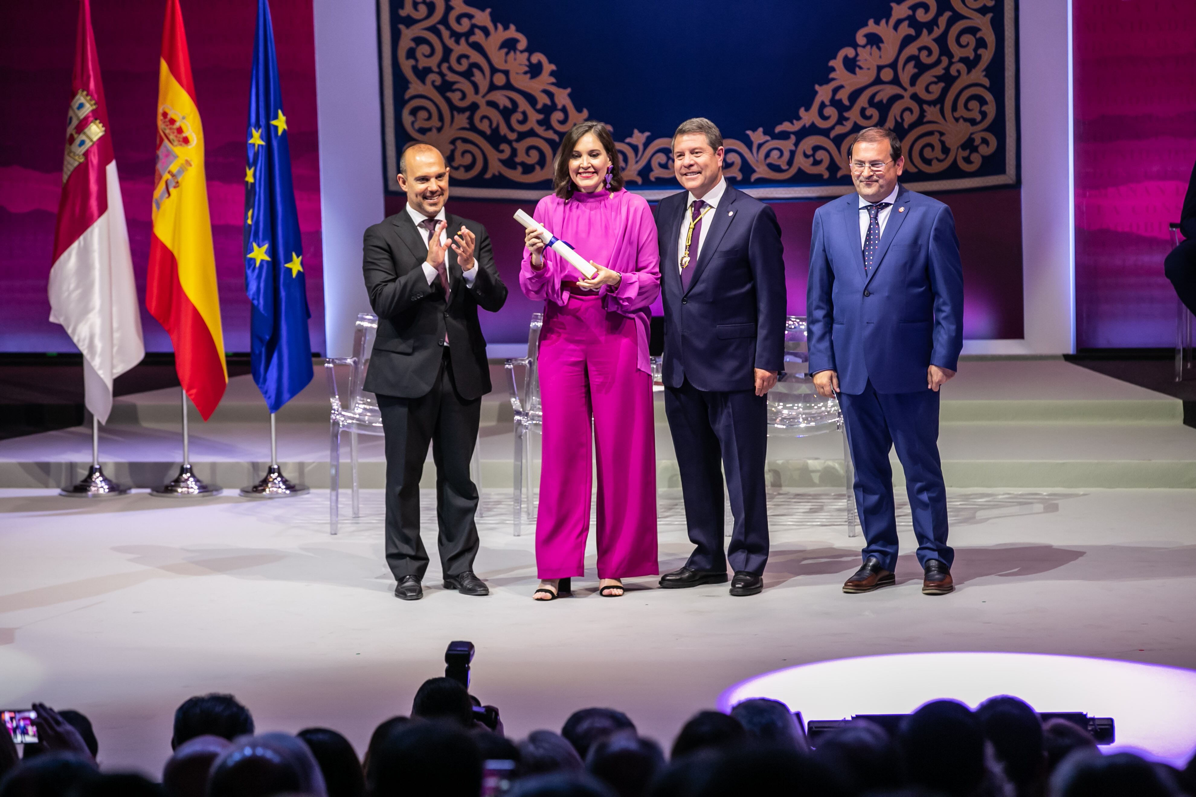 La belmonteña Marian García recoge su galardón de hija predilecta