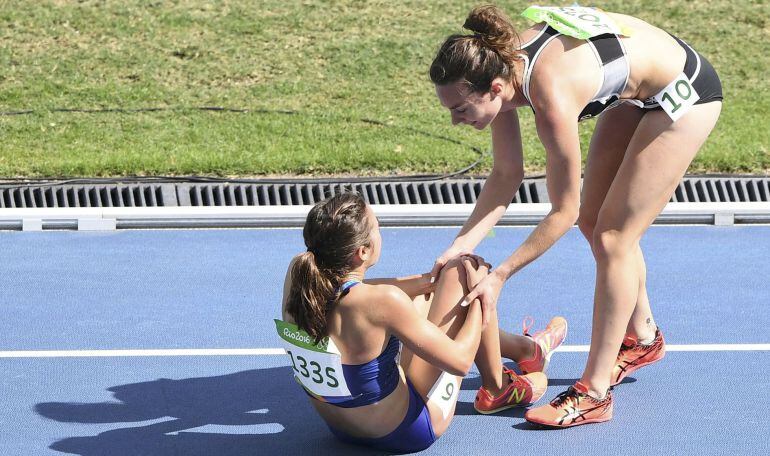 La neozelandesa Nikki Hamblin deja de correr para ayudar a la estadounidense Abbey D&#039;Agostino.