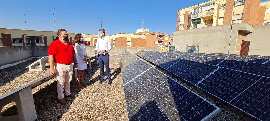 Bellón e Hidalgo junto a las placas solares