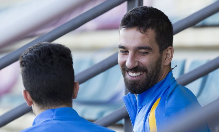 Los jugadores del FC Barcelona, Arda Turan y Marc Bartra