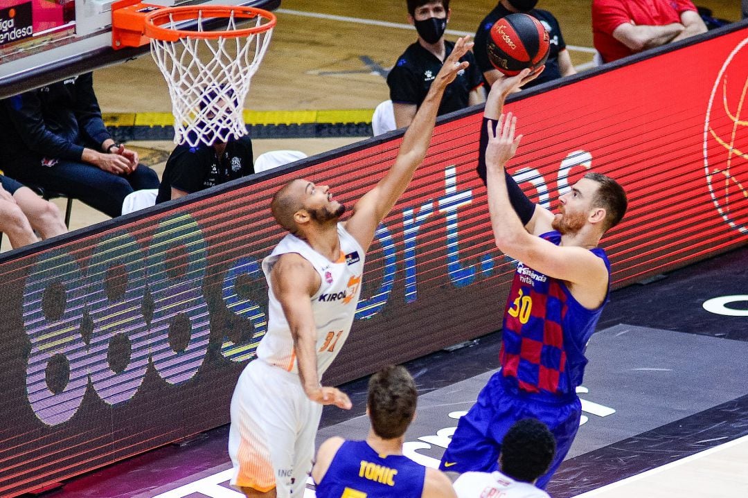 Shields defendiendo a Víctor Claver.