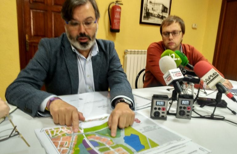 El alcalde de Plasencia muestra el proyecto de nuevo puente sobre el Jerte