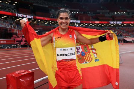 Miriam Martínez celebra su medalla de plata paralímpica