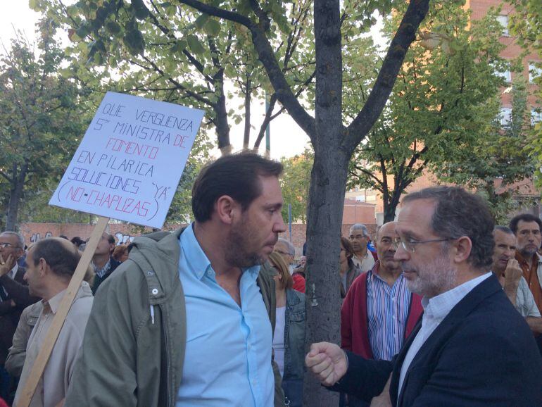 Óscar Puente y Manuel Saravia durante una concentración para protestar por el aislamiento de Pilarica