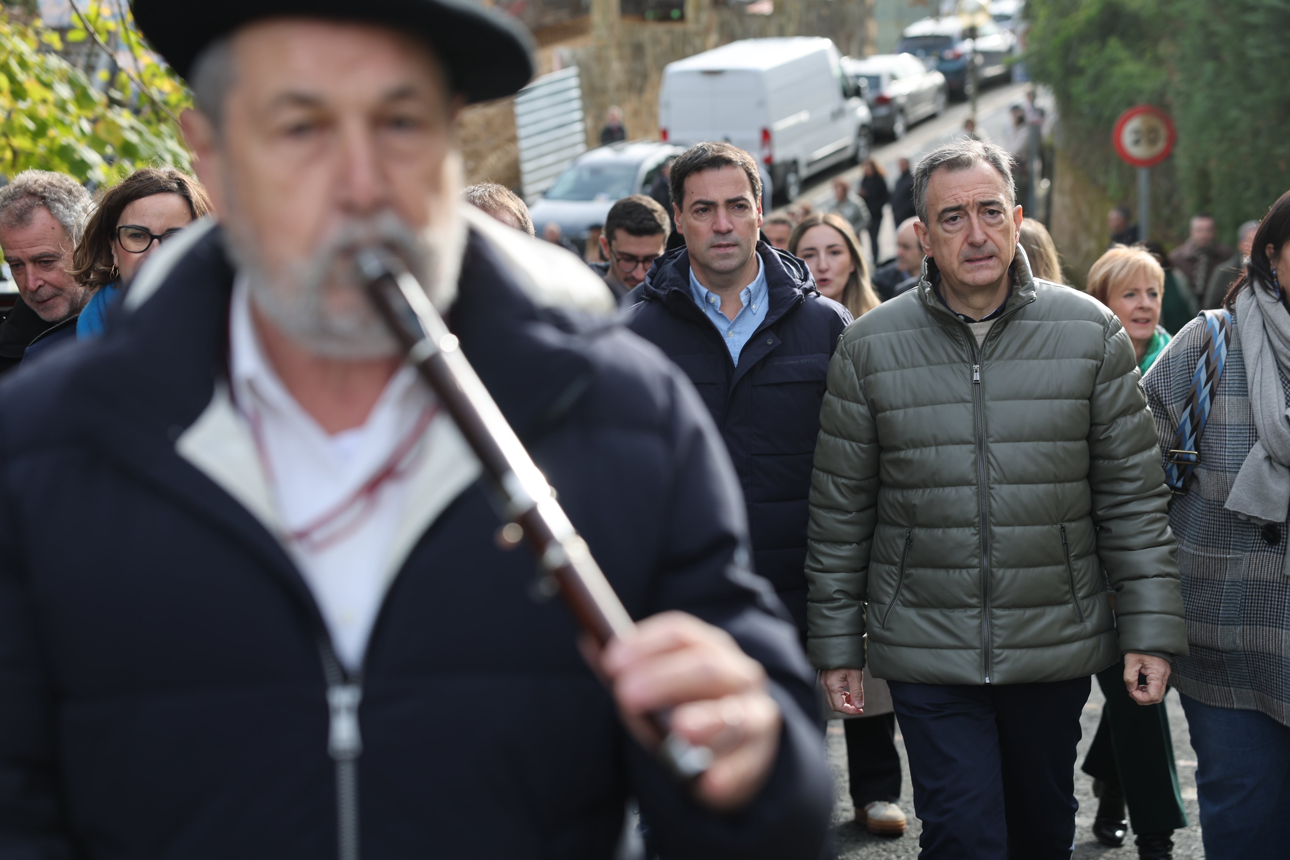 El presidente del PNV, Aitor Esteban (d) y el lehendakari, Imanol Pradales (2d) en una ofrenda floral con motivo del 122 aniversario de la muerte del fundador del PNV, Sabino Arana, hace unos días