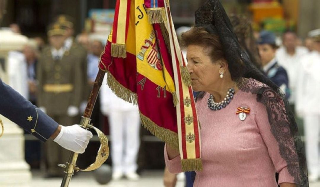 Una mujer jura bandera