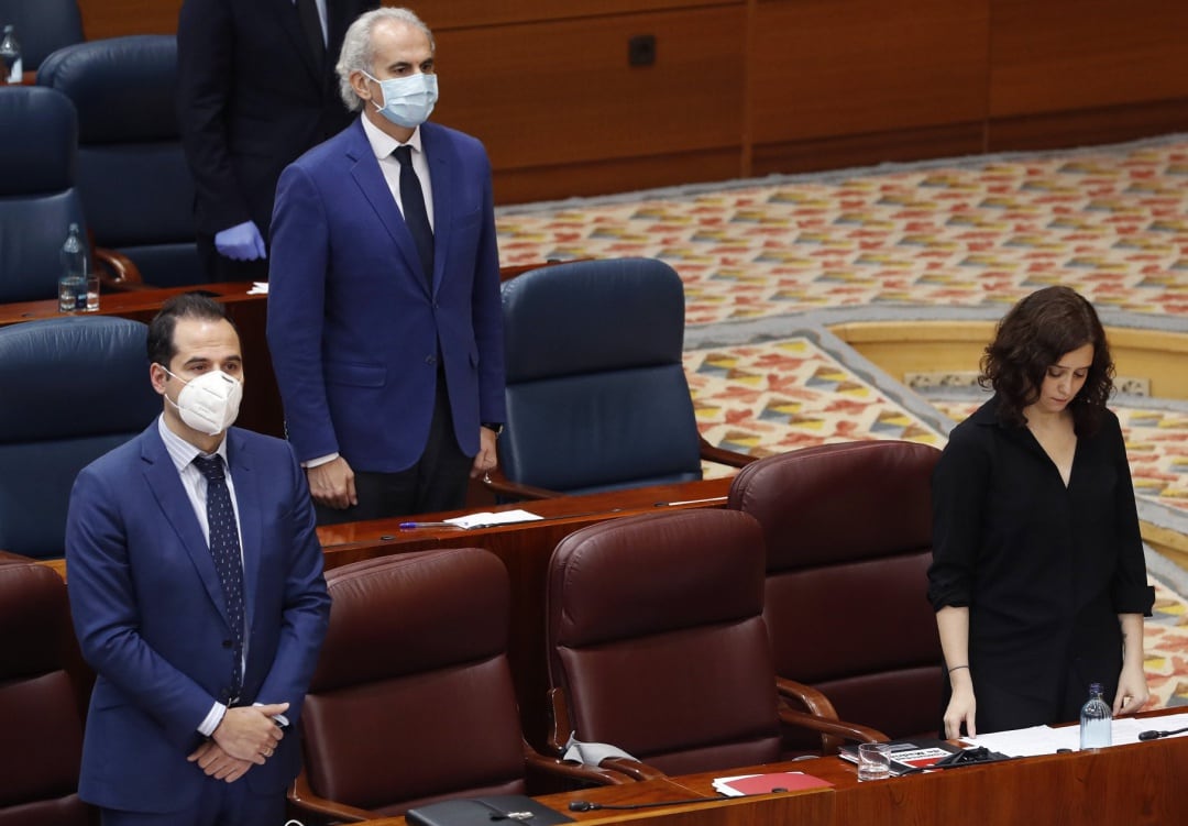 La presidenta de la Comunidad de Madrid, Isabel Díaz Ayuso,el vicepresidente, Ignacio Aguado y el consejero de Sanidad, Enrique Ruiz Escudero, durante el pleno de la Asamblea de Madrid.