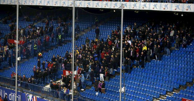 Vista de la grada donde se ubica el Frente Atlético durante el partido de vuelta de los dieciseisavos de final de la Copa del Rey, disputado esta tarde en el estadio Vicente Calderón