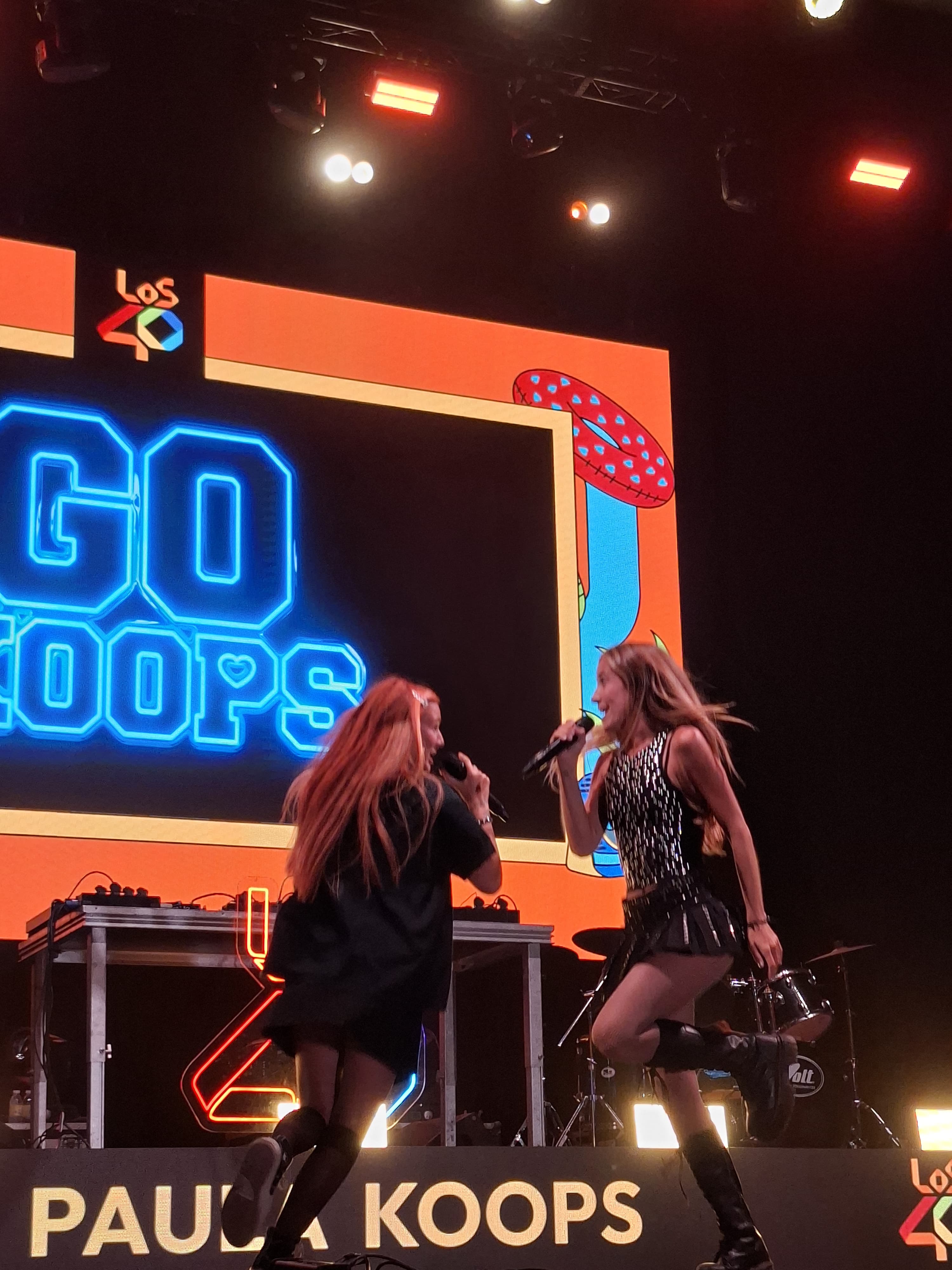 Paula Koops y Ruslana sobre el escenario de Los40 Summer Live en Vigo con su hit "Me he colgado de mi ex"