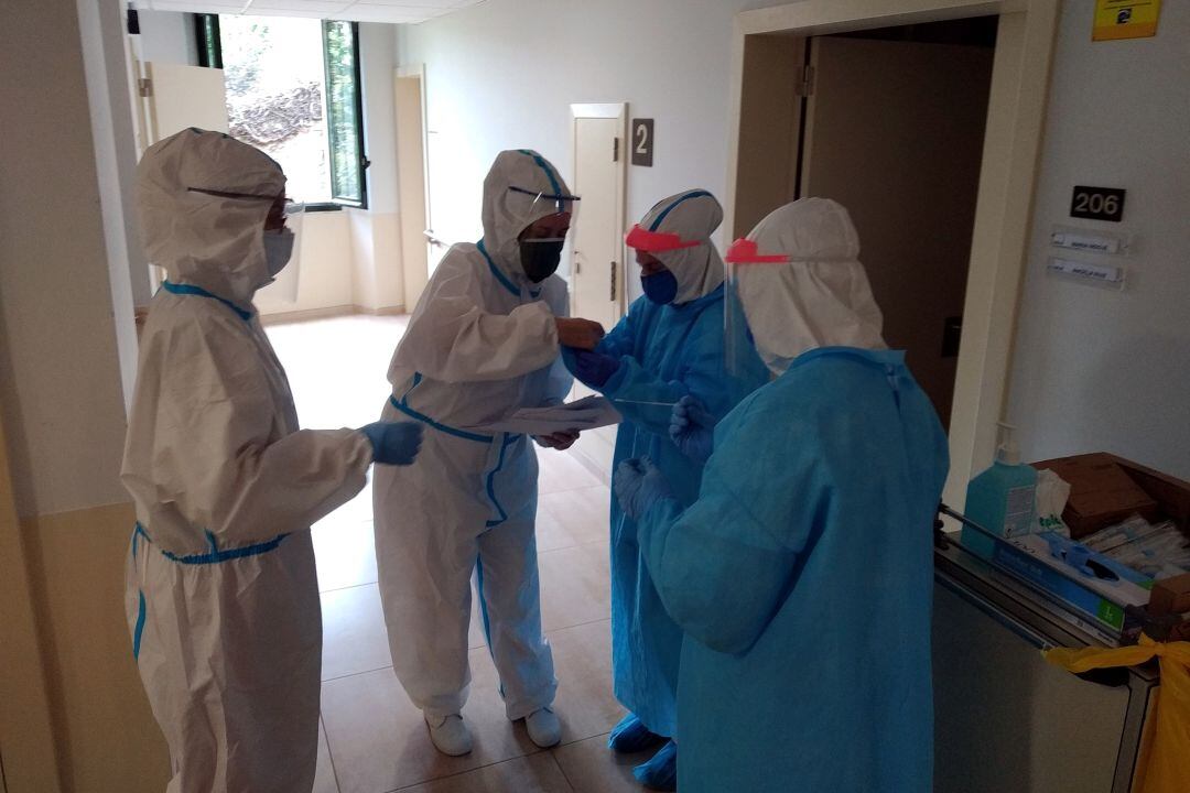 Voltuntaris d'Open Arms prenent mostres.