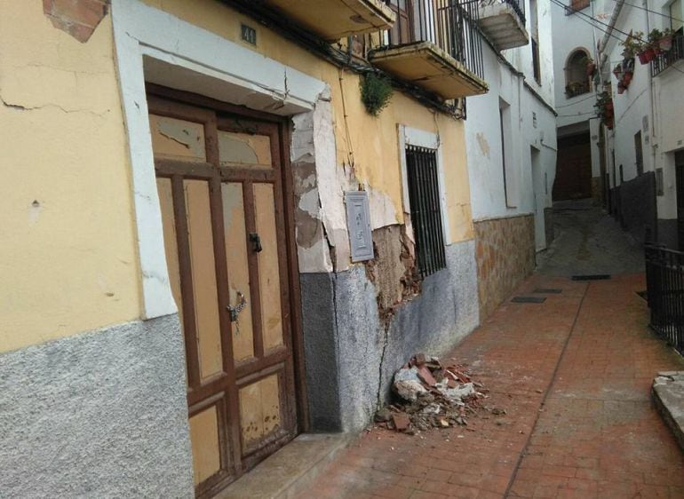 La fachada del nº 41 de la Calle de la Matea se desprende ante el estado ruinoso del inmueble.