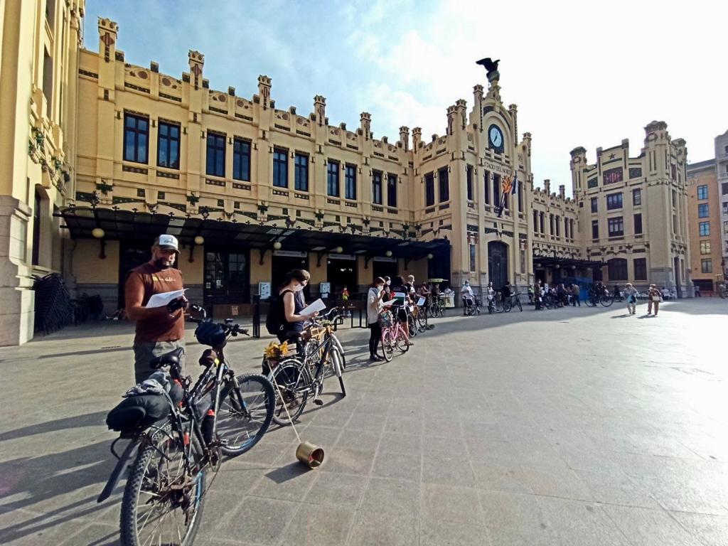 Varios ciclistas hacen cola para poner reclamaciones a Renfe en l&#039;Estació del Nord de València. /