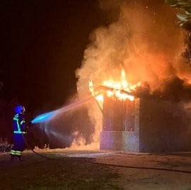 Los bomberos durante la intervención en el Lago de Arcos