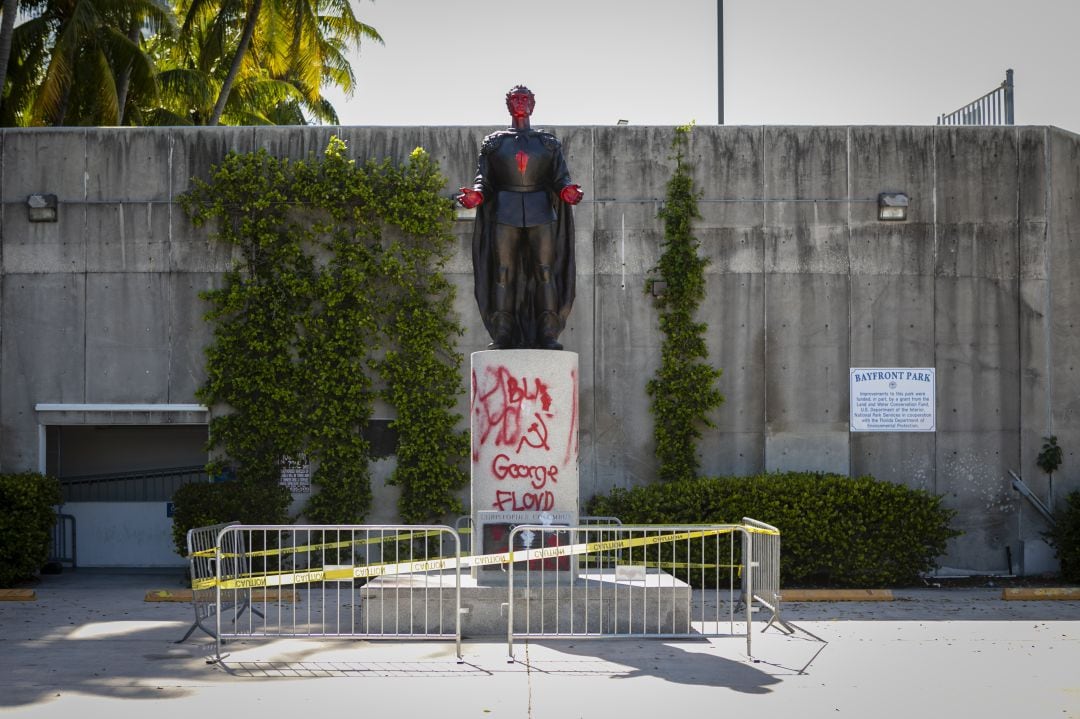 La estatua de Cristóbal Colón, en Miami, con pintadas.