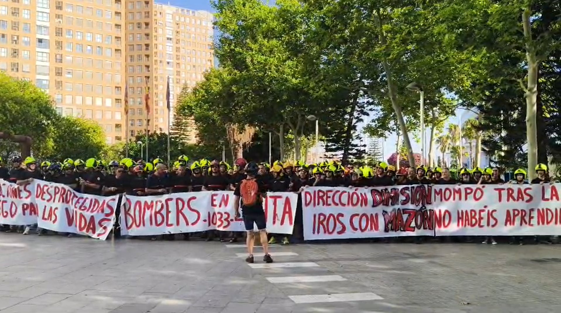 Mompó declara como testigo ante la jueza de la dana en medio de una protesta de bomberos