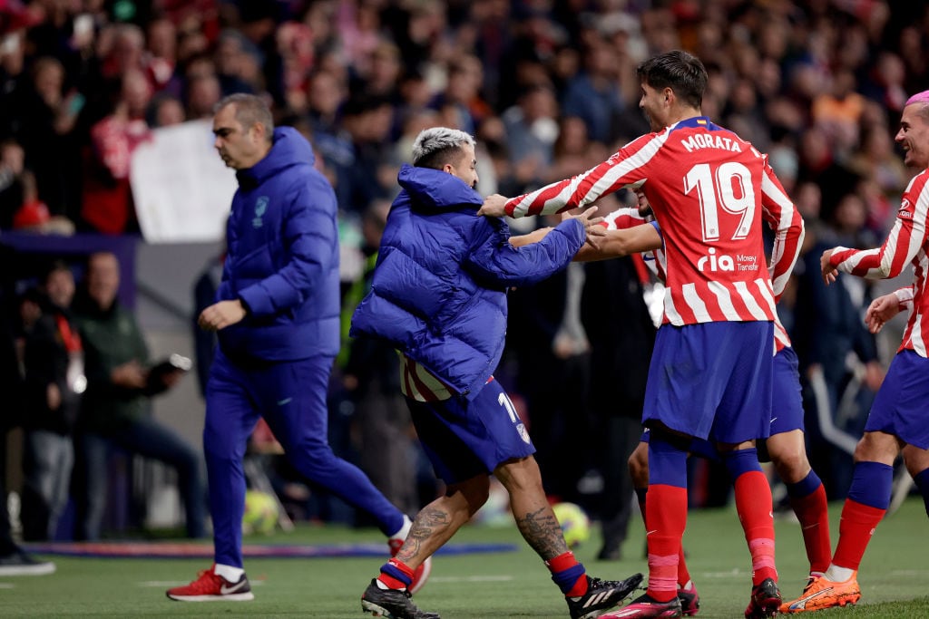 Ángel Correa celebra su gol desde el banquillo.