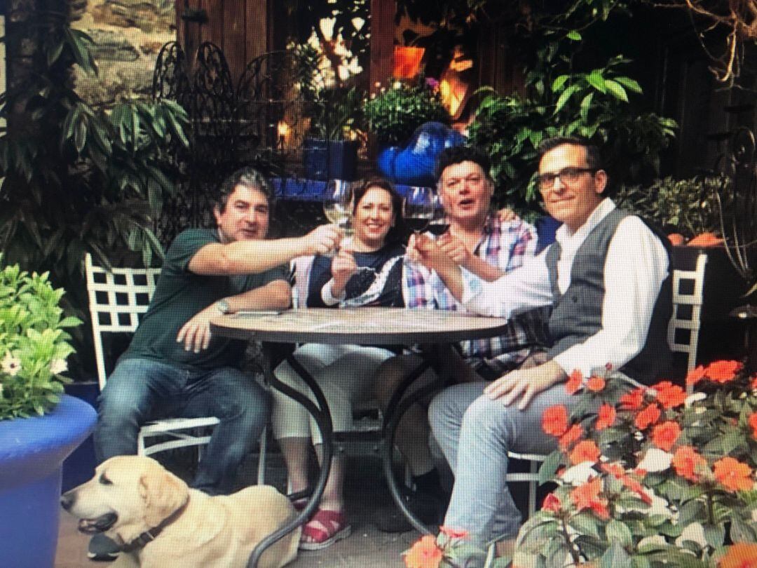 De izquierda a derecha y en la terraza del &#039;Belaustegi&#039; de Elgoibar: Jon, Mireia, Josu y Xabi