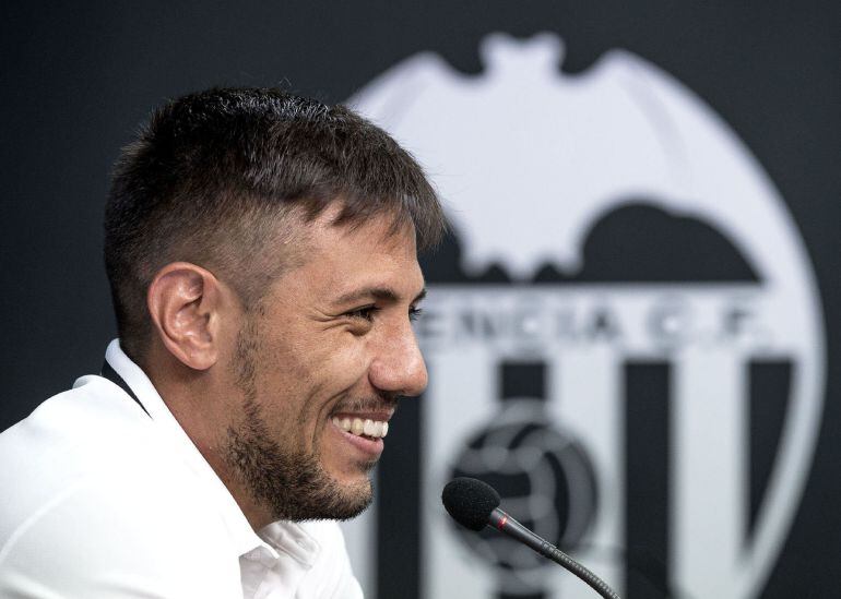 El portero brasileño del Valencia, Diego Alves, durante la rueda de prensa que ha ofrecido tras el entrenamiento de este jueves.