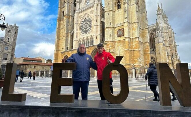 Alberto Lasarte y el goleador Rachad, en León.