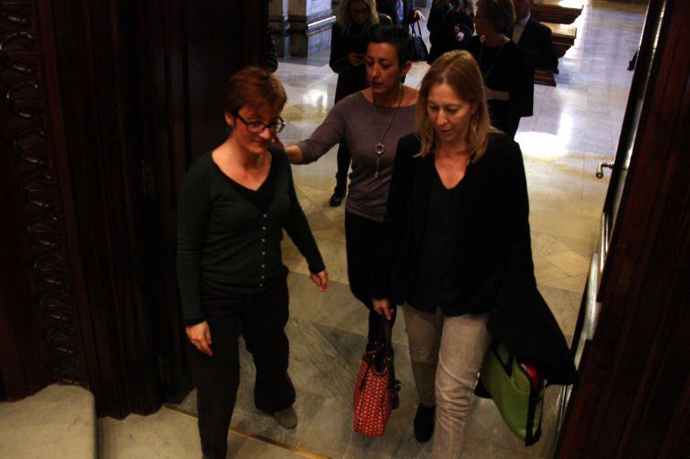 La consellera de Benestar Social i Família, Neus Munté, arriba a la comissió del Parlament acompanyada de Marta Ribas, presidenta de la comissió, i, darrere seu, la presidenta de l&#039;Institut Català de la Dona, Montserrat Gatell.
