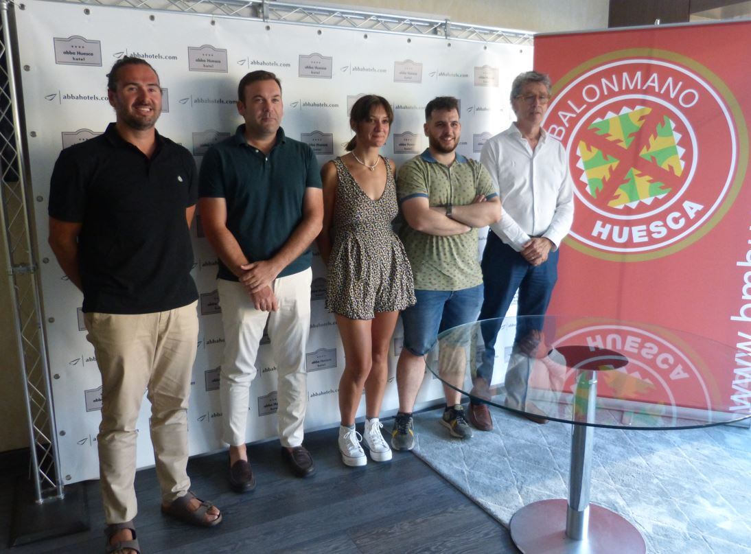 Néstor Oliva y Pachi Giné junto a algunos de los nuevos integrantes del grupo de trabajo del BM Huesca