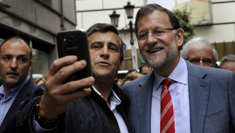 Rajoy posa para un &#039;selfie&#039; con un ciudadano