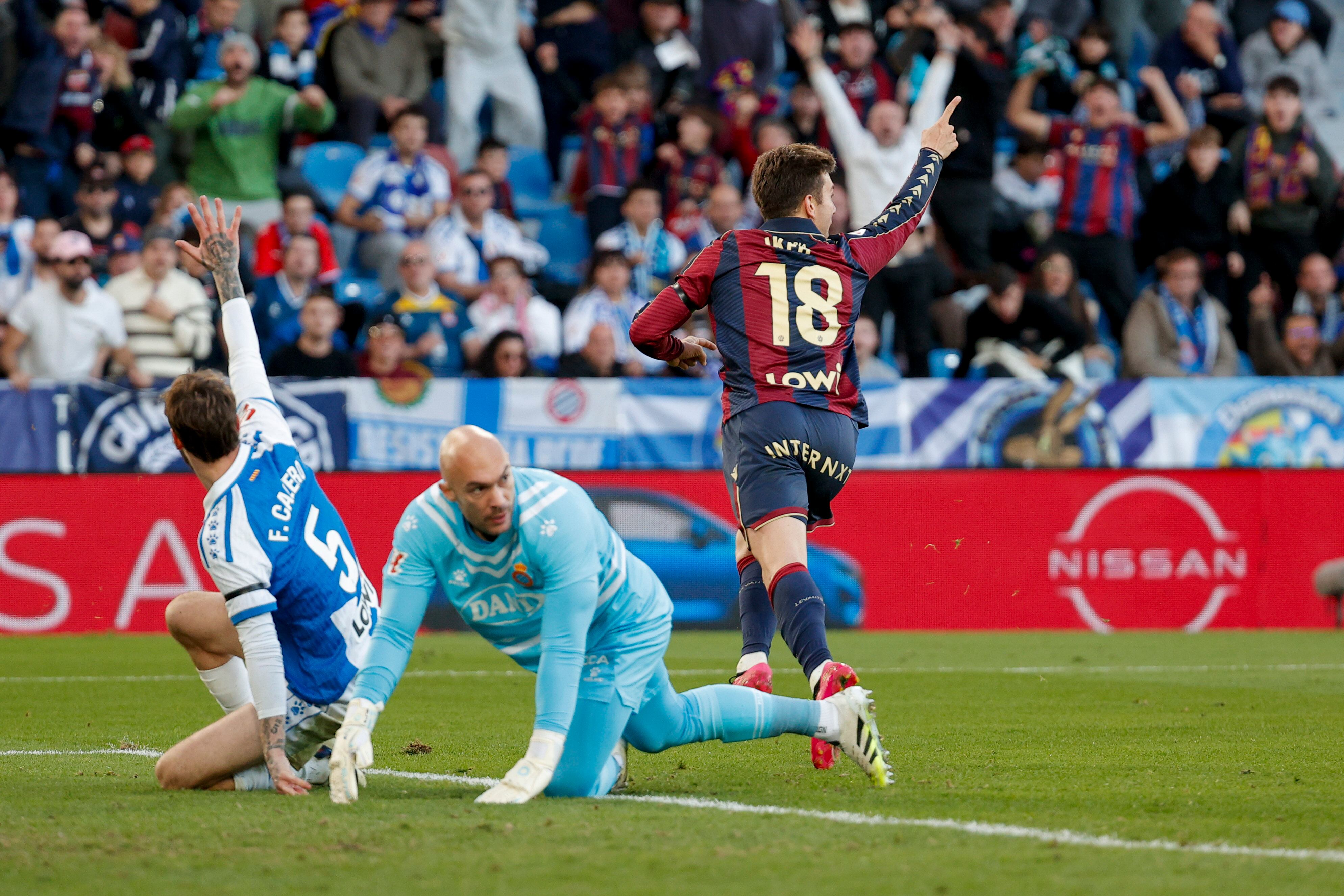 VALENCIA, 11/01/2026.- El delantero del Levante Iker Losada celebra tras marcar el 1-1 durante el partido de la jornada 19 de LaLiga EA Sports entre Levante UD y RCD Espanyol celebrado este domingo en el Estadio Ciutat de València, en Valencia. EFE/ Manuel Bruque