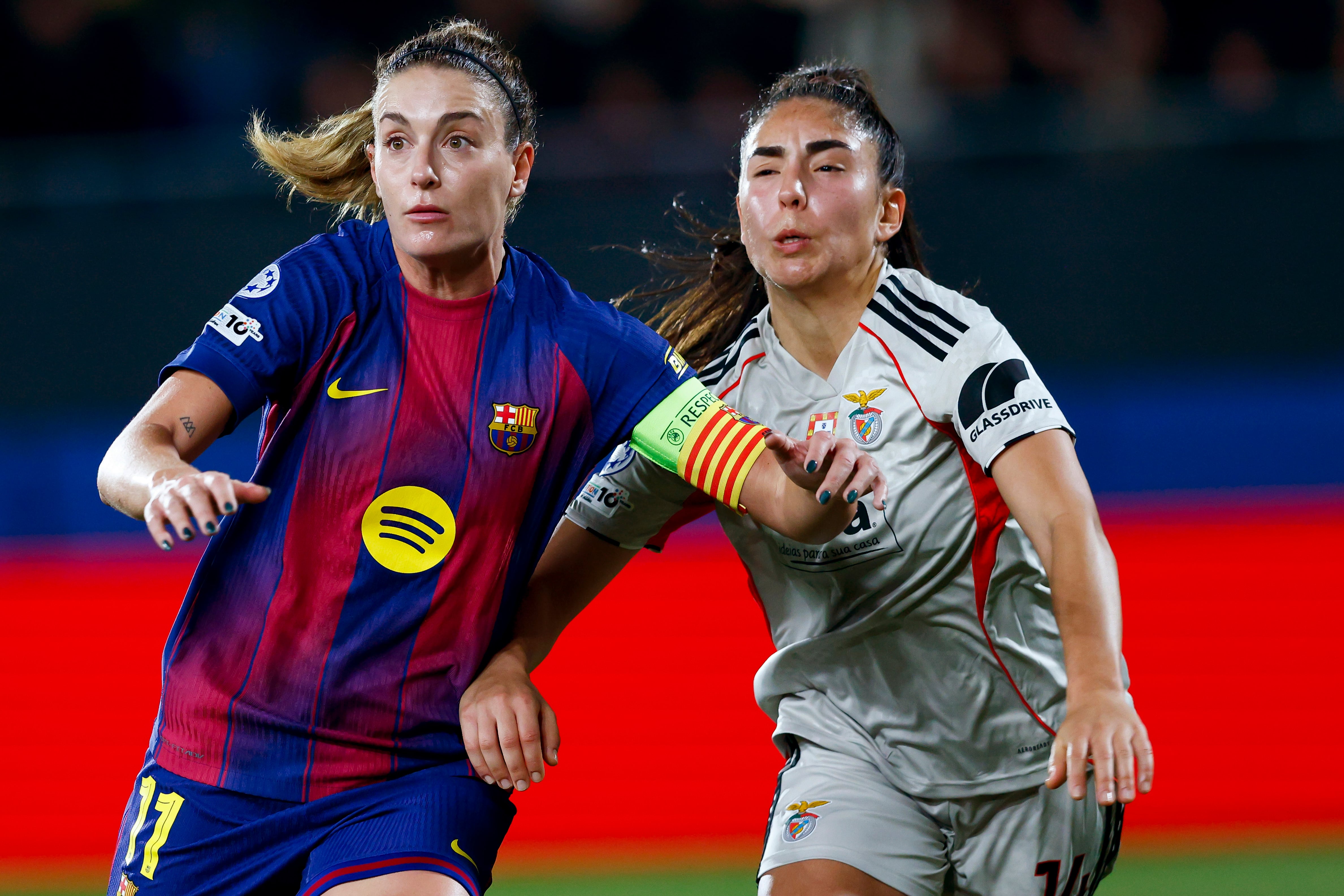 La centrocampista del Fc Barcelona Alexia Putellas (i) lucha con la delantero del SL Benfica Cristina Prieto.