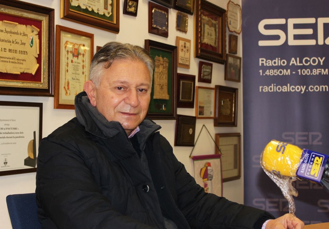 José Serna, presidente de ATEVAL en el estudio central de Radio Alcoy