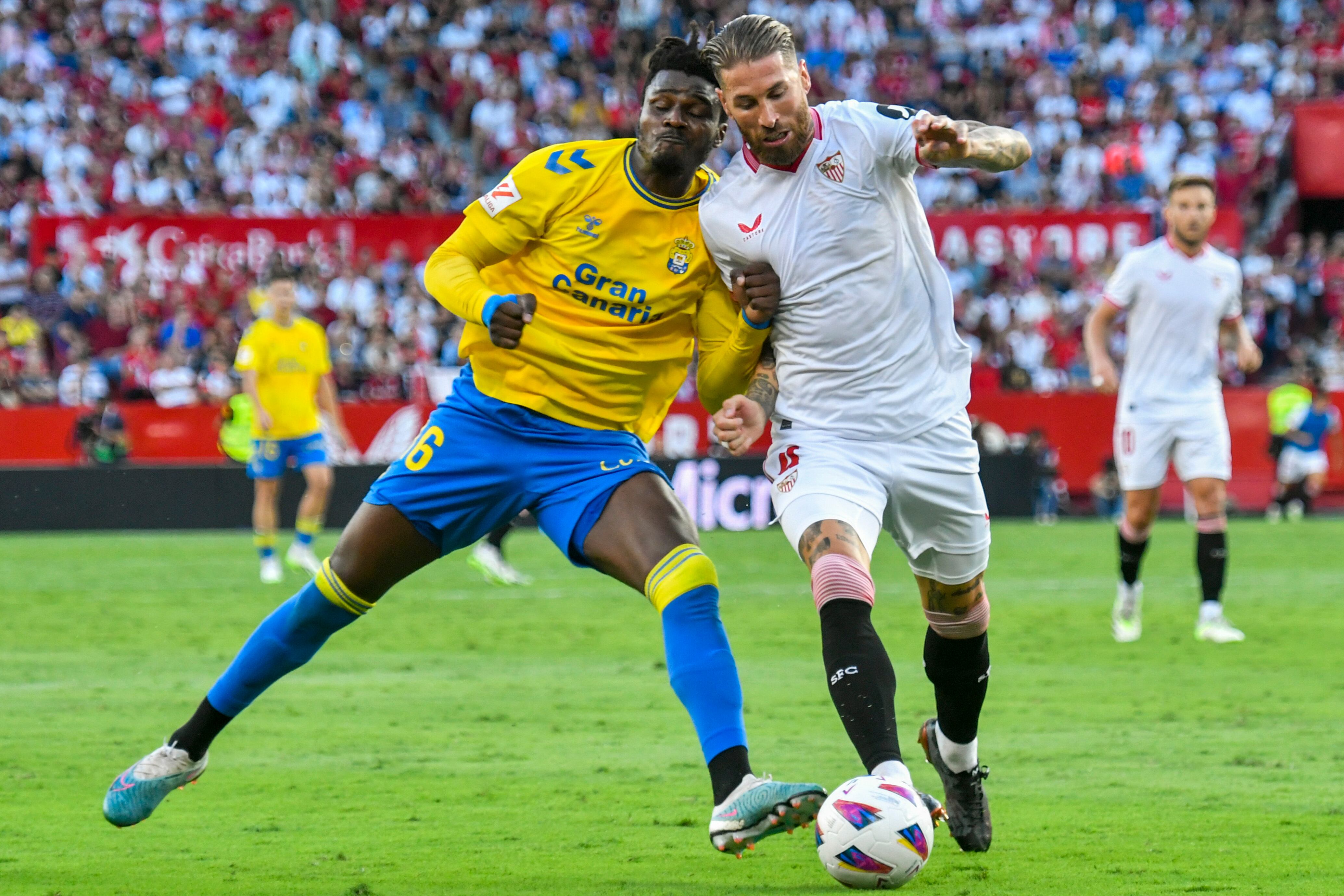 SEVILLA. 17/09/2023. - Sergio Ramos (d) del Sevilla FC y Sory Kaba del UD Las Palmas, disputan un balón durante el partido de liga correspondiente a la quinta jornada que se ha disputado esta tarde en el estadio Ramón Sánchez Pizjúan de Sevilla. EFE/ Raúl Caro.
