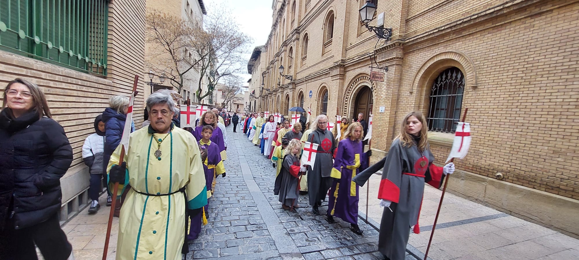 Numerosos cofrades de todas las cofradías han participado en la procesión