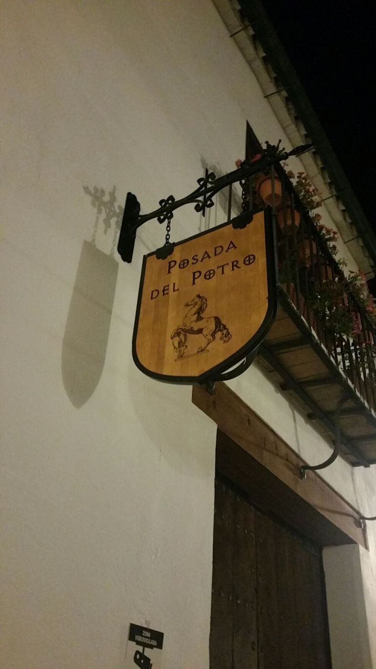 Estandarte indicativo colocado en la Posada del Potro