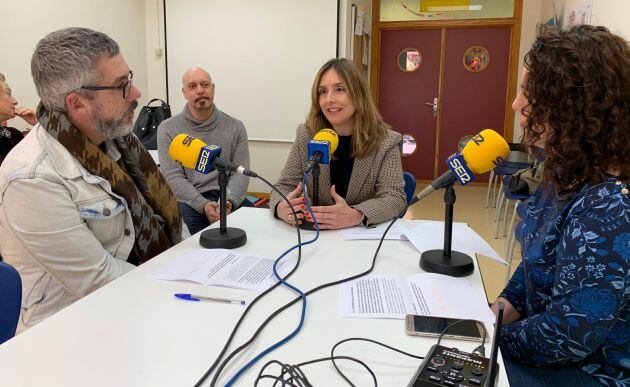 Conchita Ruiz, concejala de Derechos Sociales, responde a las preguntas de Paco y Maica Sánchez en el aula de talleres donde se ha desarrollado el programa Hoy por hoy