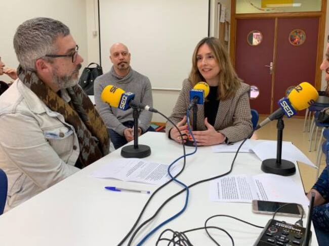 Conchita Ruiz, concejala de Derechos Sociales, responde a las preguntas de Paco y Maica Sánchez en el aula de talleres donde se ha desarrollado el programa Hoy por hoy