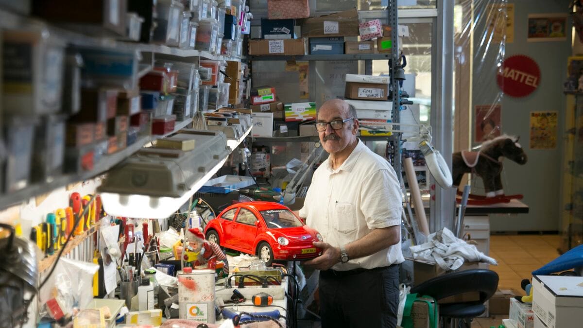 'Entrenando para la jubilación': la historia del doctor en el 'Hospital del juguete'