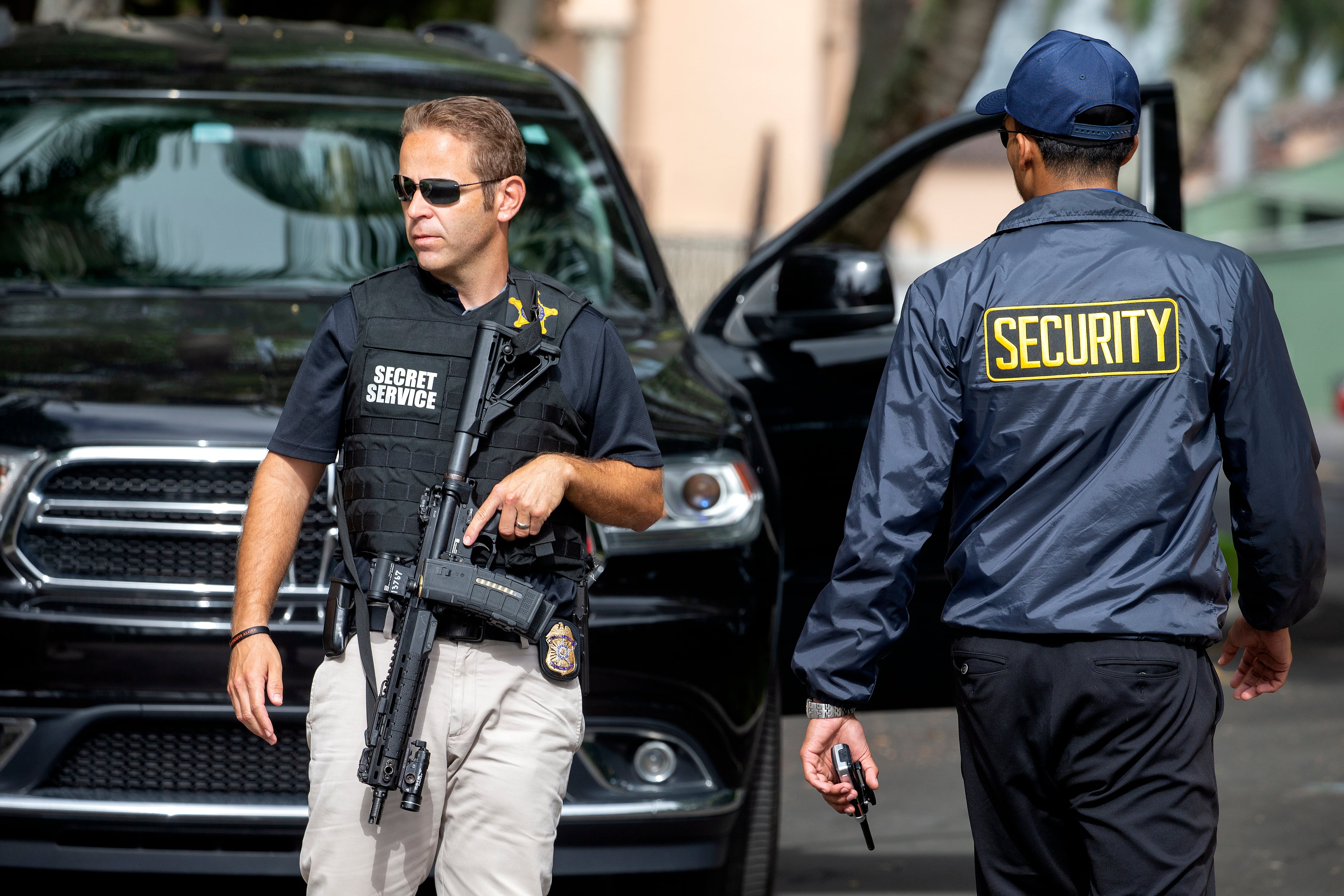 Responsables del FBI durante el registro a la casa de Trump en Florida