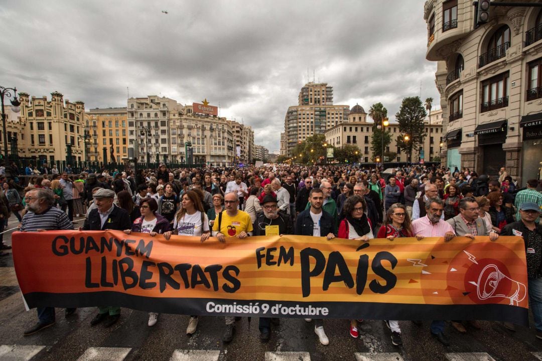 Cabecera de la manifestación convocada por la Comissió 9 d&#039;Octubre de 2018 en València