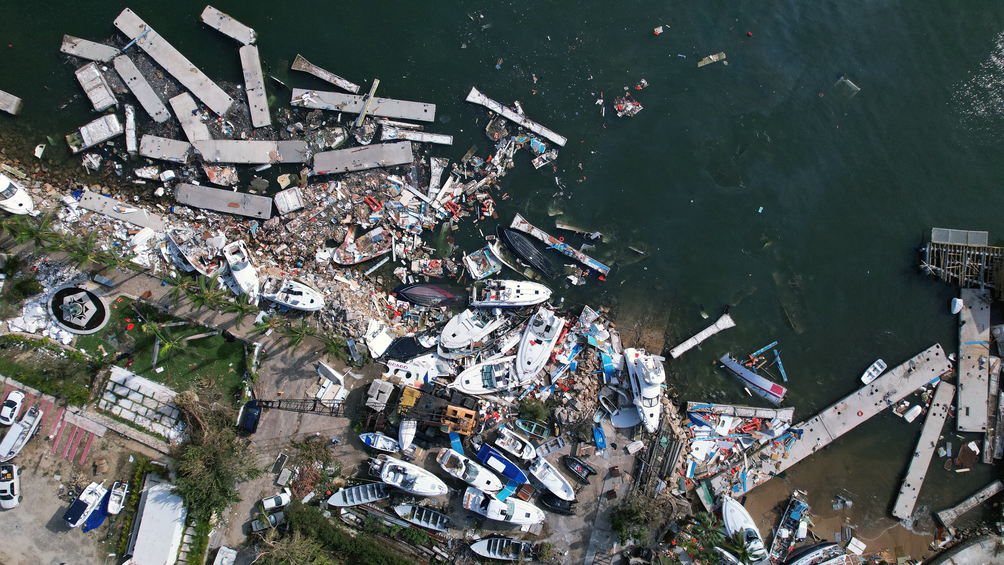 Fotografía aérea que muestra el club de yates de Playa Manzanillo tras el paso del huracán Otis hoy, en Acapulco (México). El club de yates de Playa Manzanillo, uno de los destinos turísticos más importantes del país, quedó arrasado por el paso del huracán Otis el pasado miércoles. EFE/ David Guzmán