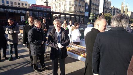 El alcalde de Zaragoza, Pedro Santisteve, y el teniente de alcalde de Cultura, Fernando Rivarés, en el tradicional reparto de roscón en la Plaza del Pilar