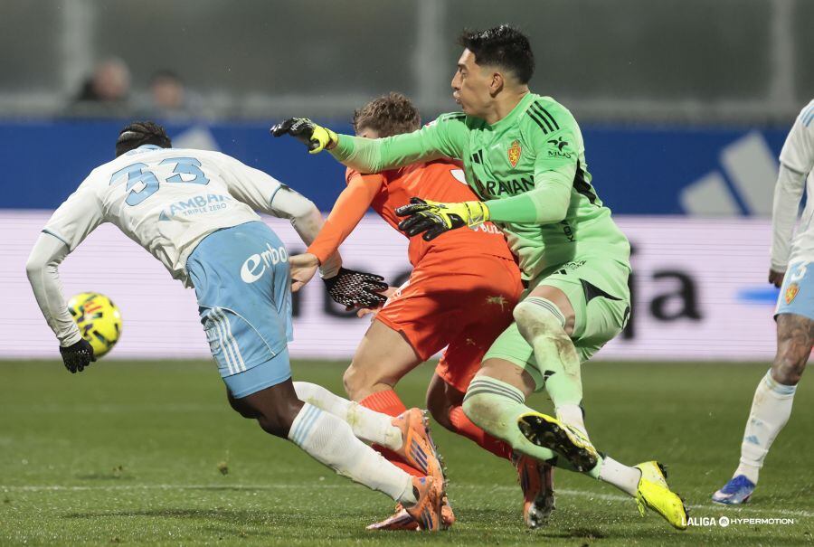 El Real Zaragoza defiende un ataque de la Real Sociedad B